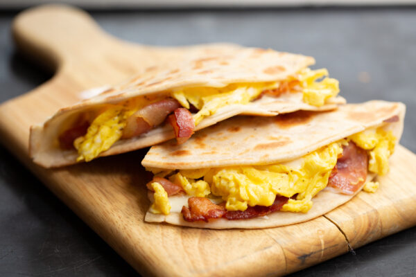 EGGS AND MOZZARELLA CHEESE PIADA
